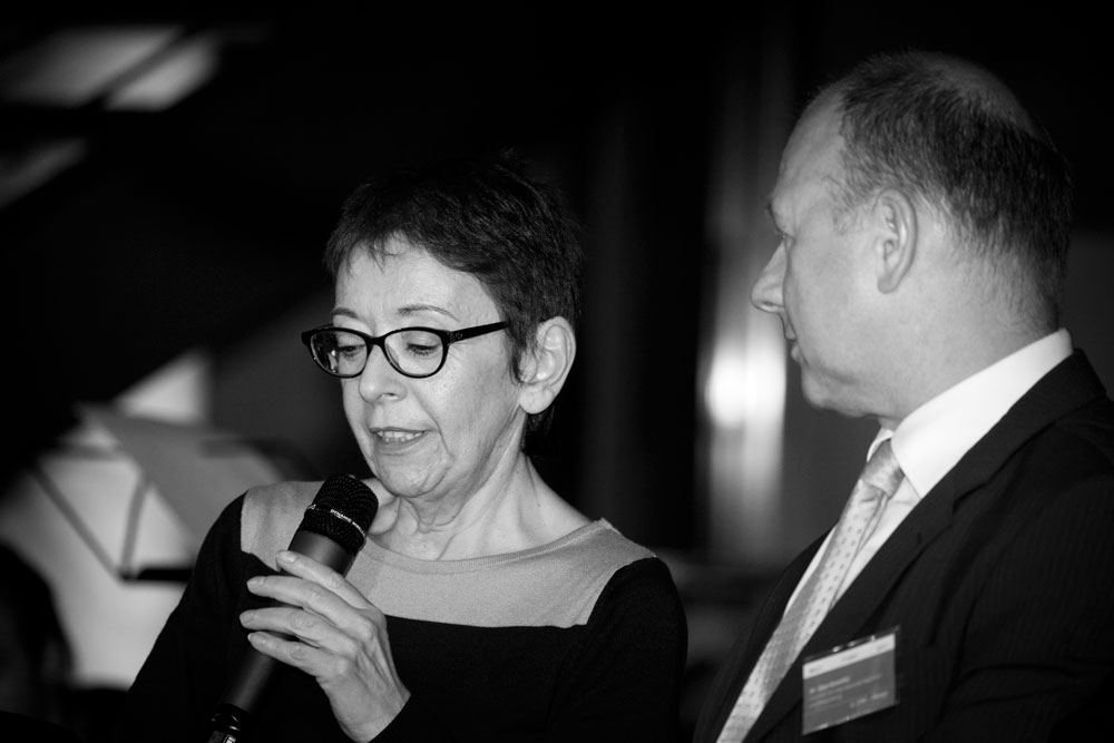 Schwarz Weiss Bild einer Frau mit Mikrofon auf einer Bühne fotografiert vom Kölner Fotograf Menasse Gebregzi Photography