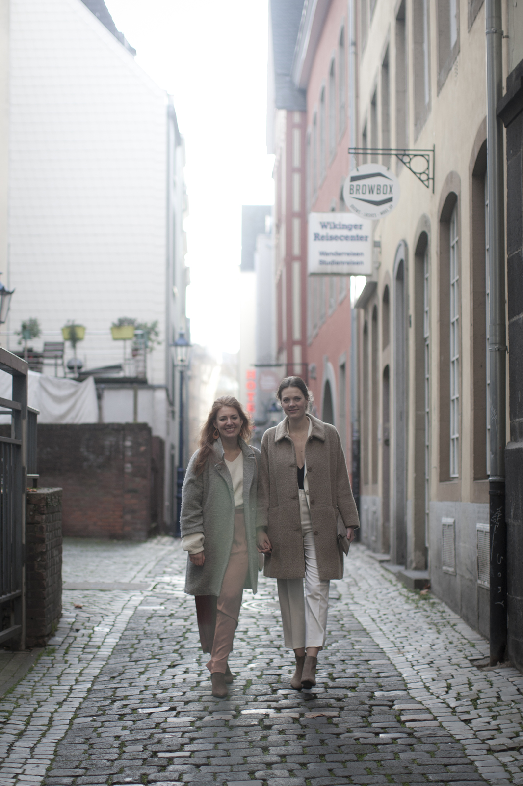 Paar, 2 Frauen in der Altstadt Köln nach ihrer Standesamtlichen Trauung , Fotoshooting in der Kölner Alsstadt