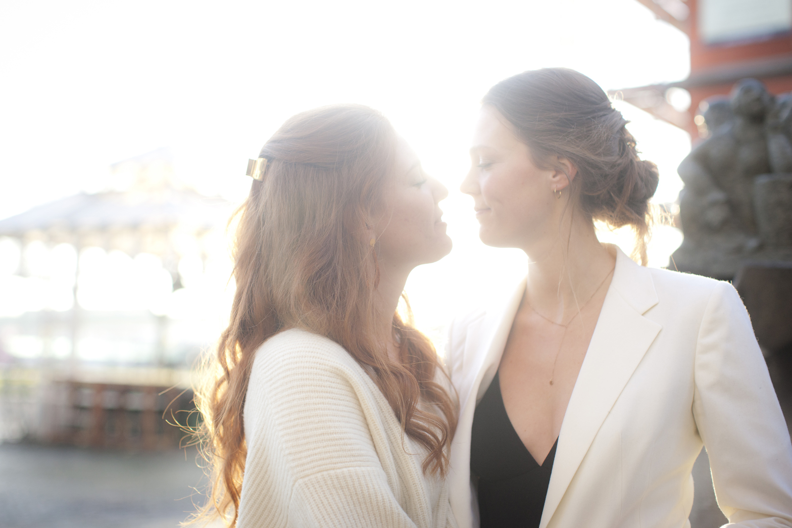 Brautpaarshooting mit zwei jungen Damen, Standesamt Fotografie